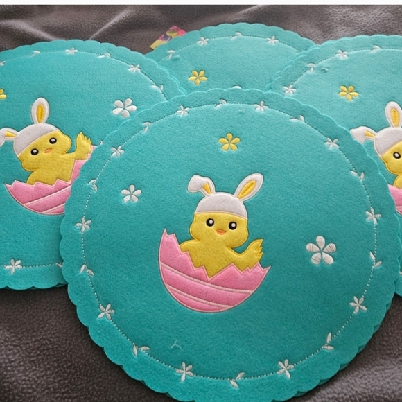 Nwt 2 Set Of(8) Easter placemat And Salt And pepper Shakers - Picture 4 of 6